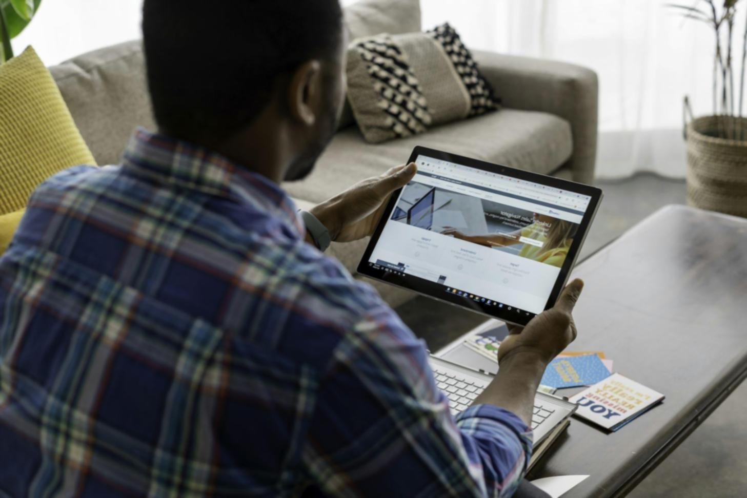 Proses riset dan analisis data di kantor Stock Mart Blog