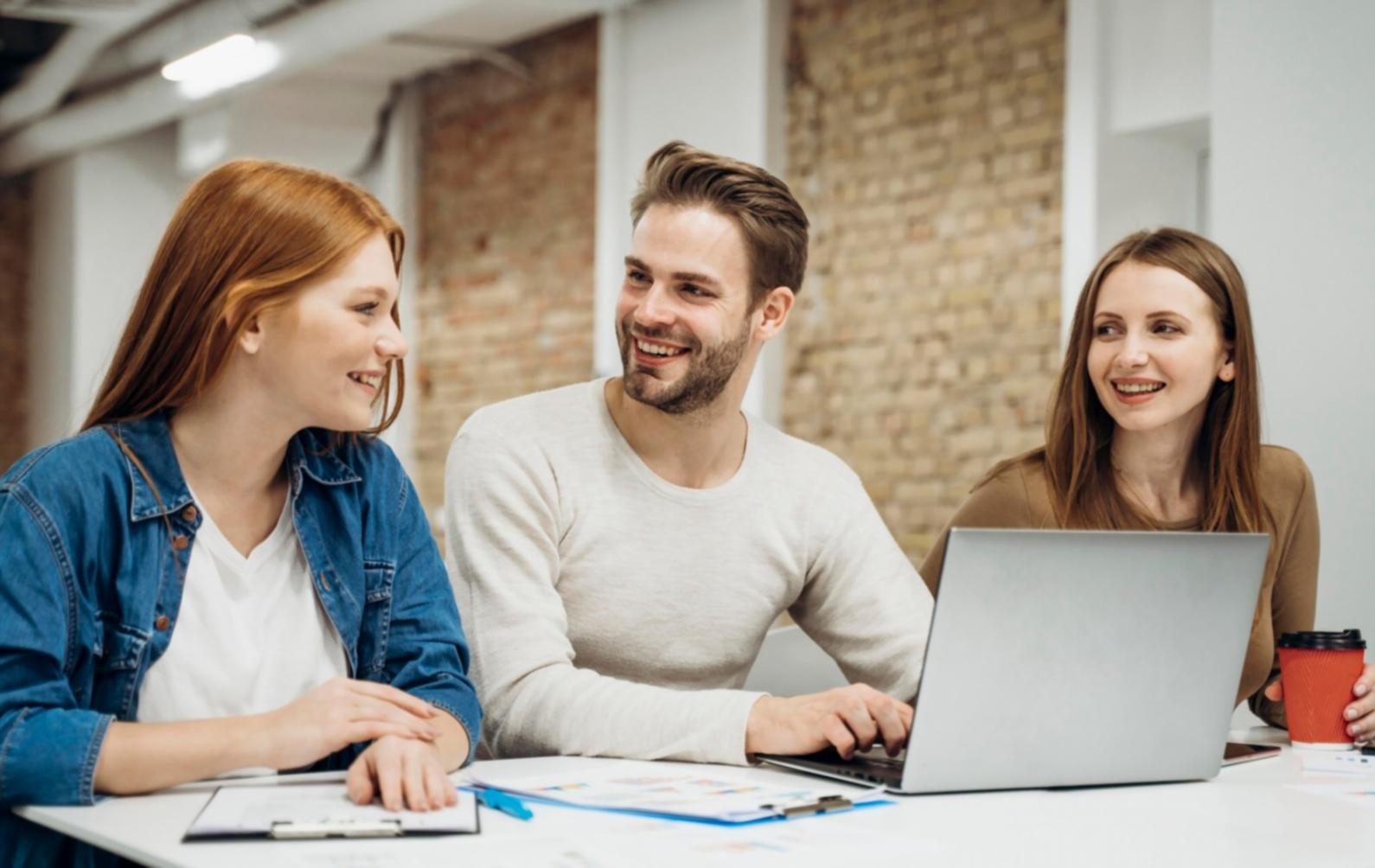 Presentasi hasil analisis komparatif untuk klien