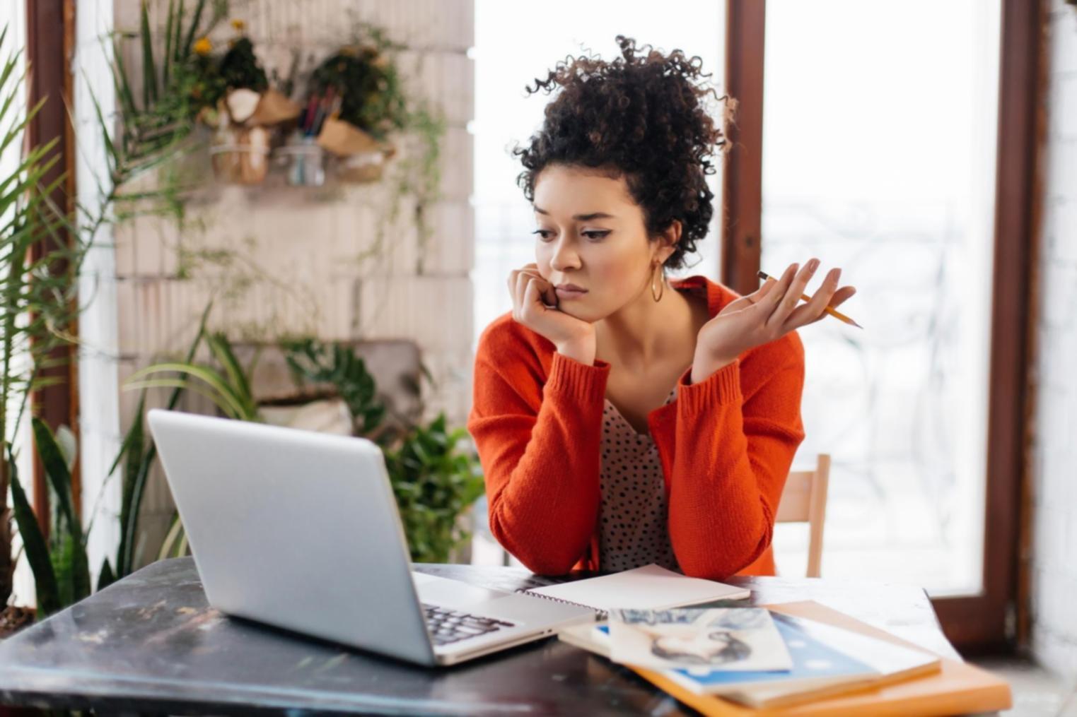 Lingkungan kerja analisis finansial Stock Mart Blog dengan perangkat modern dan data yang divisualisasikan untuk memberikan wawasan mendalam tentang perbandingan perusahaan